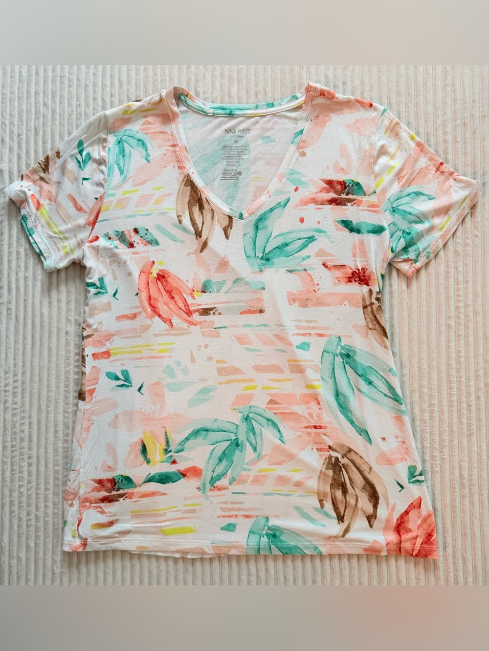 GUC Nine West Women's Soft Tropical Peach Floral V-Neck Top Medium